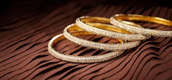 Porter un bracelet jonc diamant : quel look choisir ?