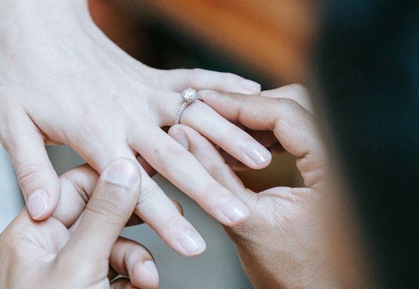 À quelle occasion devez-vous offrir une bague solitaire ?