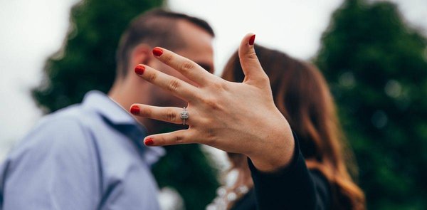 Choisir la bague solitaire idéale pour ses fiançailles