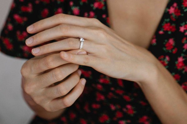 À quel doigt pouvez-vous porter une bague solitaire ?