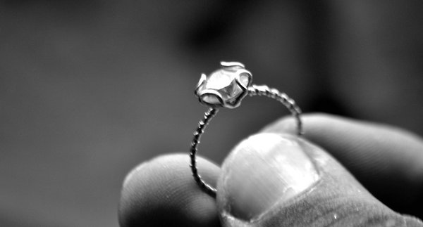 Quelle est la symbolique de la bague solitaire ?